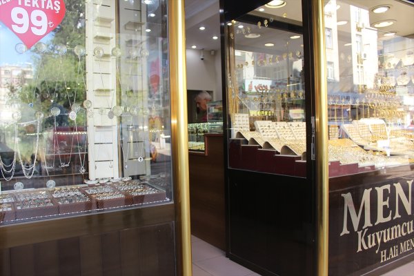 a Kuyumcu kendisini soymaya gelen kişiyi ikna etti