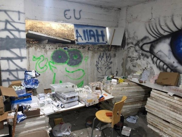 a Antalya'da kaçak ilaç deposuna baskın