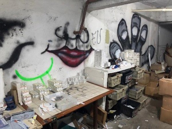 a Antalya'da kaçak ilaç deposuna baskın