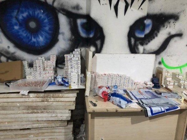 a Antalya'da kaçak ilaç deposuna baskın