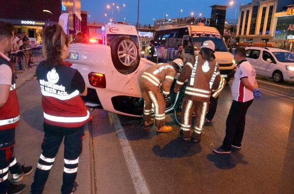 d Avcılar'da yoldan çıkan araç takla attı