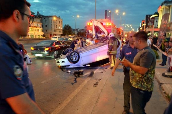 Avcılar'da yoldan çıkan araç takla attı