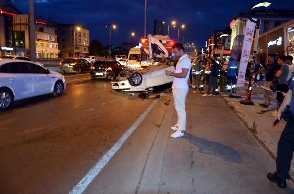 d Avcılar'da yoldan çıkan araç takla attı