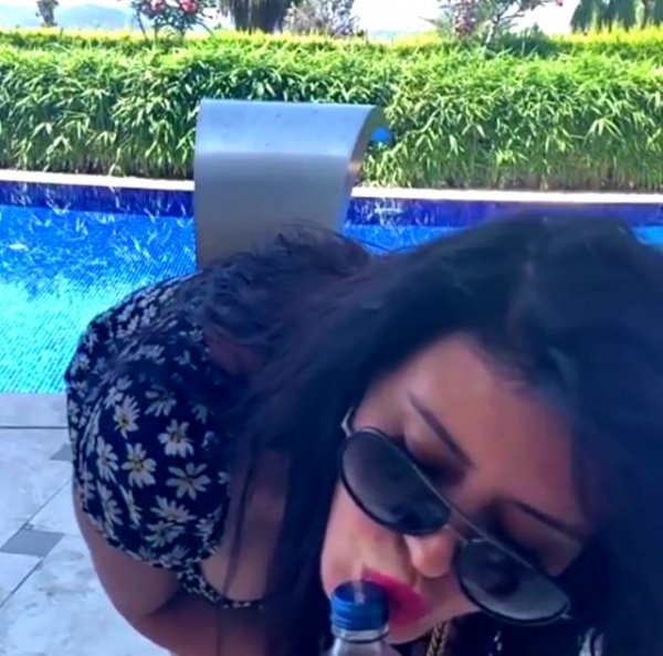 Ebru Polat'tan dekolteli kapak açma