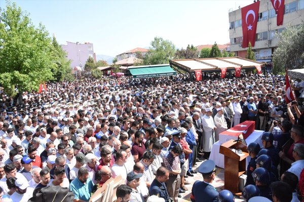a Şehit Üsteğmen son yolculuğuna uğurlandı