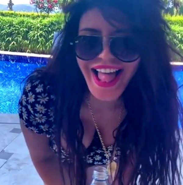 Ebru Polat'tan dekolteli kapak açma