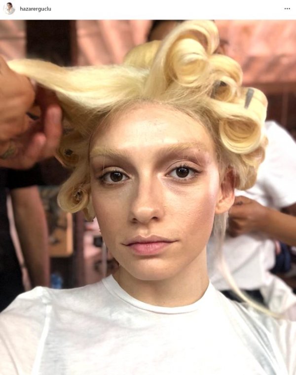 Hazar Ergüçlü sarışın oldu