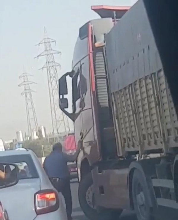 İzmir'de tır şoförü tartıştığı kişiyi ezmeye çalıştı
