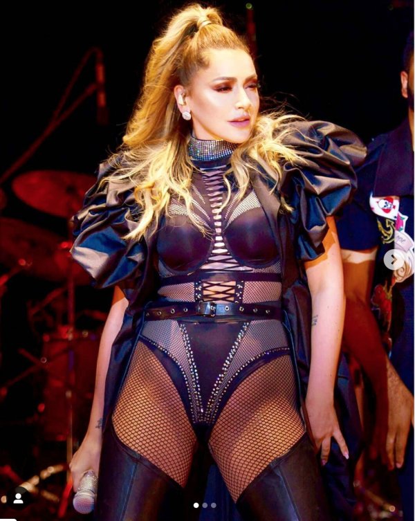 Hadise'nin sahne dansı