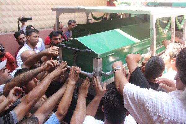 i Ağaç budamak isterken canından oldu