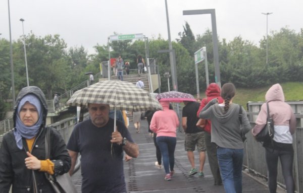 Meteoroloji duyurmuştu: İstanbul'da yağış başladı