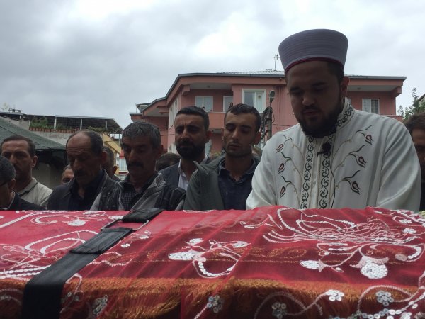 Nişanlısı tarafından öldürülen genç kadın defnedildi