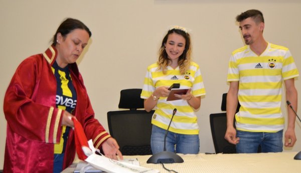 i Nikah masasına formayla oturdular