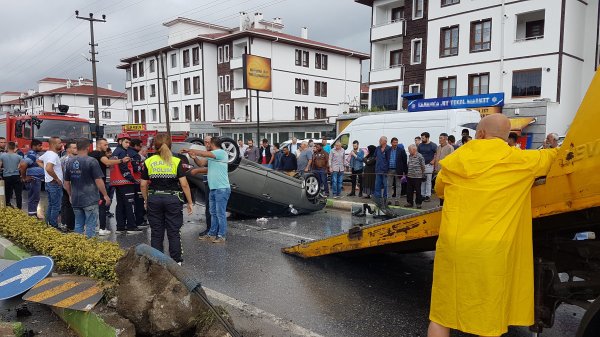 i Sakarya’da iki otomobil çarpıştı: 7 yaralı