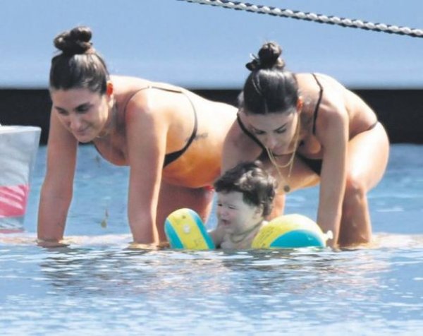 Arda Turan'ın oğlu denize girdi