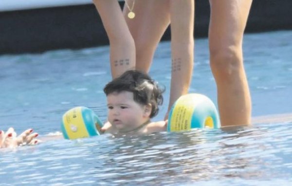 Arda Turan'ın oğlu denize girdi