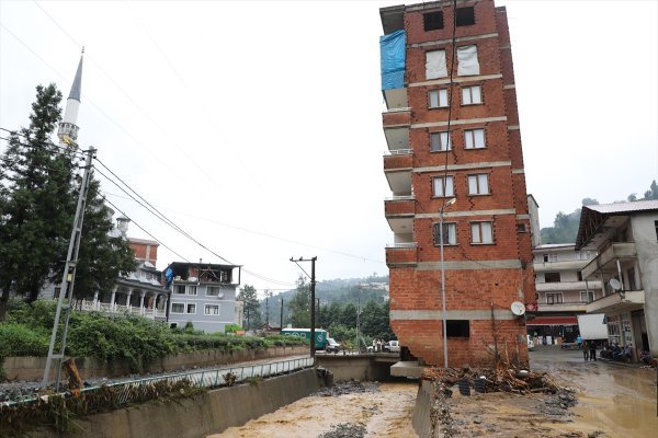 Karadeniz'de dere yatağına yapılan evler yıkılacak