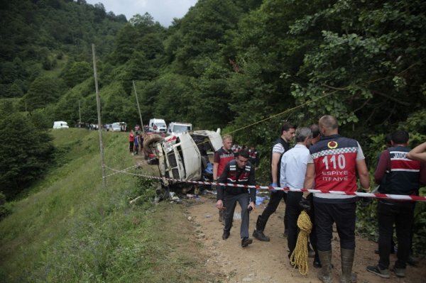 Giresun'da yolcu minibüsü şarampole yuvarlandı
