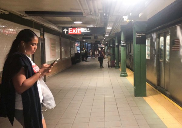 a Manhattan'da elektrik kesintisi hayatı durdurdu