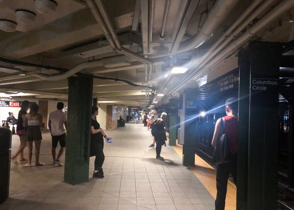 a Manhattan'da elektrik kesintisi hayatı durdurdu