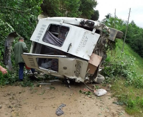 Giresun'da yolcu minibüsü şarampole yuvarlandı