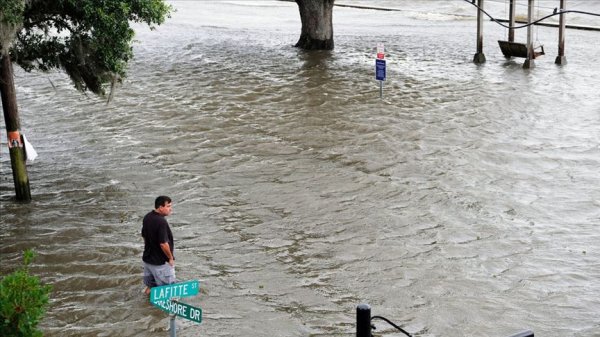 ABD'deki Barry Kasırgası yaşamı durdurdu