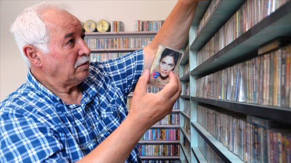 Devri biten kasetleri dükkanında sergiliyor