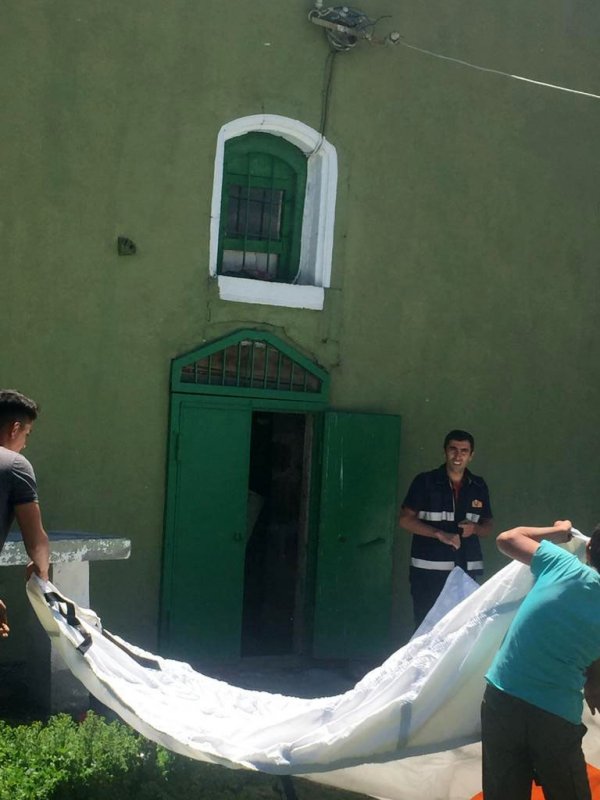 i Kars'ta intihara kalkışan küçük kızı itfaiye eri kurtardı