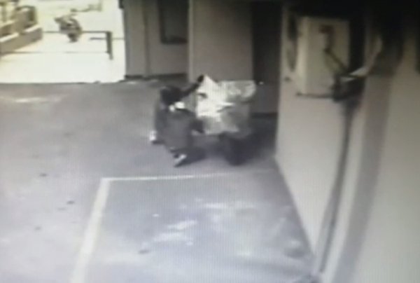 Kozyatağı'nda motosiklet hırsızlığı kamerada