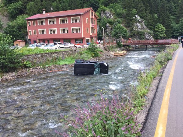 i Uzungöl'de araç kontrolden çıkıp dereye düştü: 1 yaralı