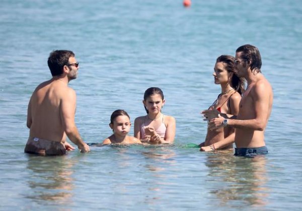 Alessandra Ambrosio tatilde