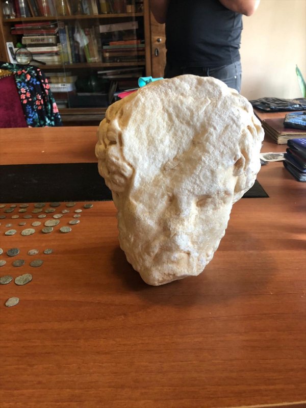 Müze müdürünün odasından tarihi eserler çıktı