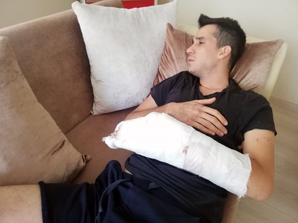 Esenyurt'ta otomobil sürücüsü motosiklete çarpıp kaçtı