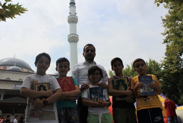 Çocuklara camiyi sevdiren imam
