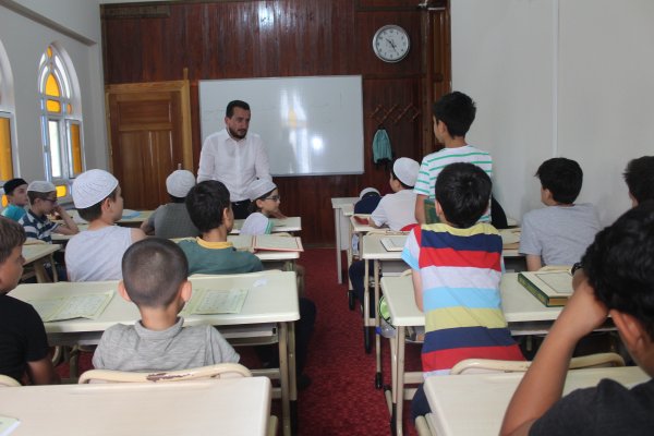 Çocuklara camiyi sevdiren imam