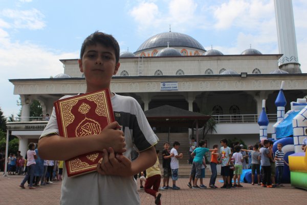 Çocuklara camiyi sevdiren imam