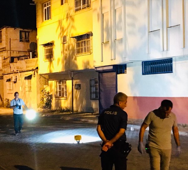 a Tartışanlara müdahale ederken bacağından vuruldu