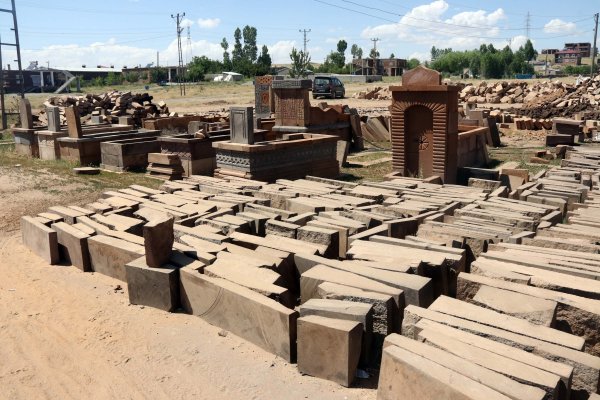 Bitlis’teki işçilerin zorlu Ahlat taşı çalışmaları başladı