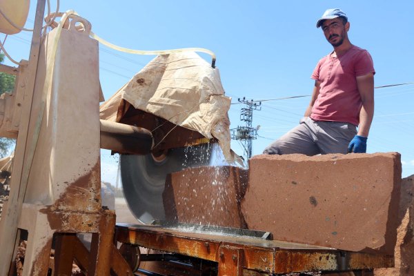 Bitlis’teki işçilerin zorlu Ahlat taşı çalışmaları başladı