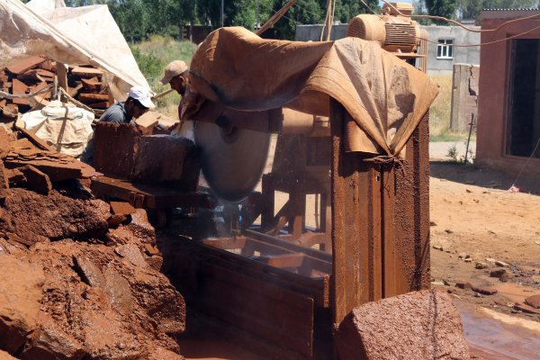 Bitlis’teki işçilerin zorlu Ahlat taşı çalışmaları başladı