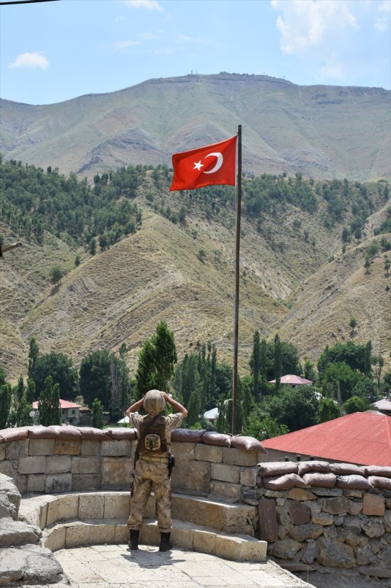 Vatanı oğluyla korumak isteyen baba Hakkari'ye tayin oldu