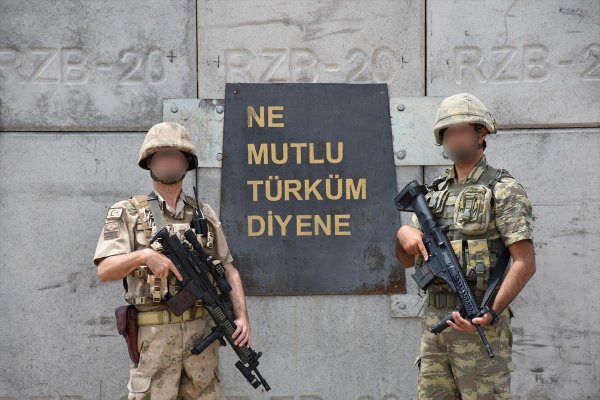 a Vatanı oğluyla korumak isteyen baba Hakkari'ye tayin oldu