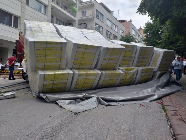 Ankara'da şoförün üstünden geçen tır 5 araca çarptı