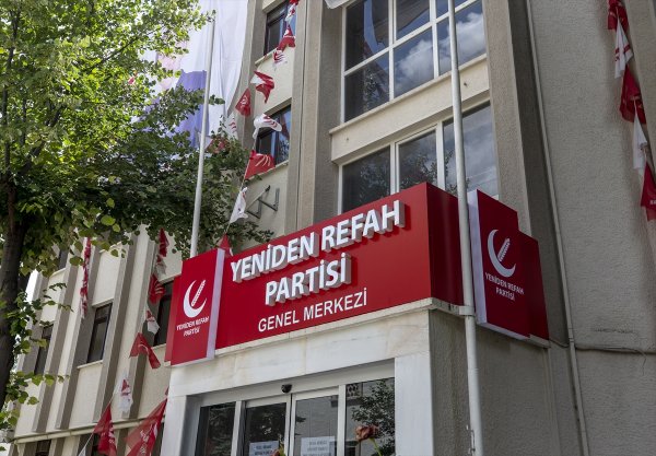 Yeniden Refah Partisi tabelasını astı