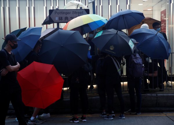 r Hong Konglular bir kez daha sokaklarda