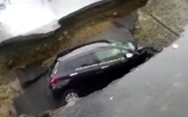 i Rusya'da otomobil çöken yola düştü