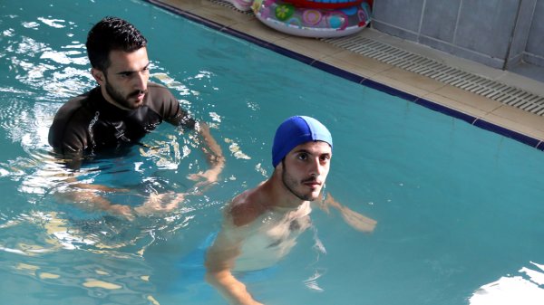 a Genç Furkan hidroterapi ile yürümeye başladı