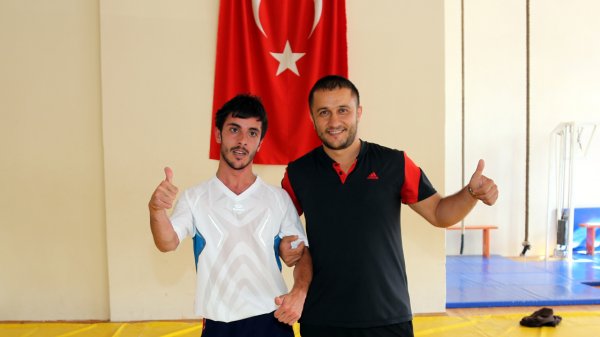 a Genç Furkan hidroterapi ile yürümeye başladı