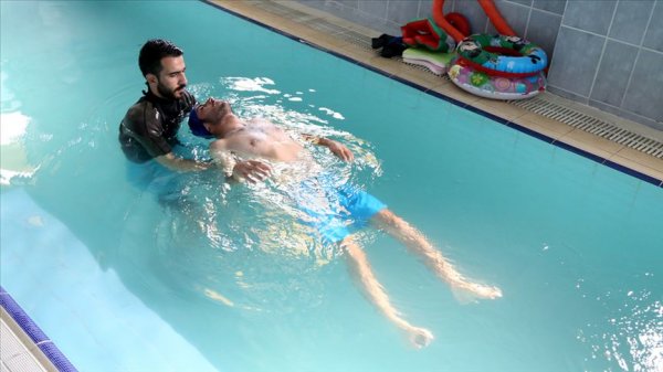 a Genç Furkan hidroterapi ile yürümeye başladı