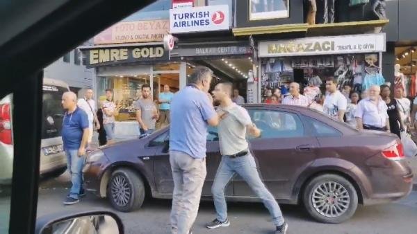 Fatih'te taksici yolcuya bıçakla saldırdı